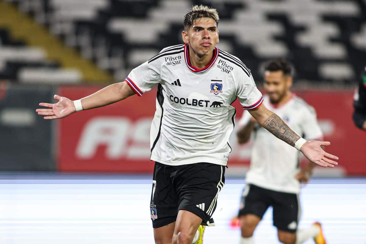 Carlos Palacios celebrando en Colo-Colo