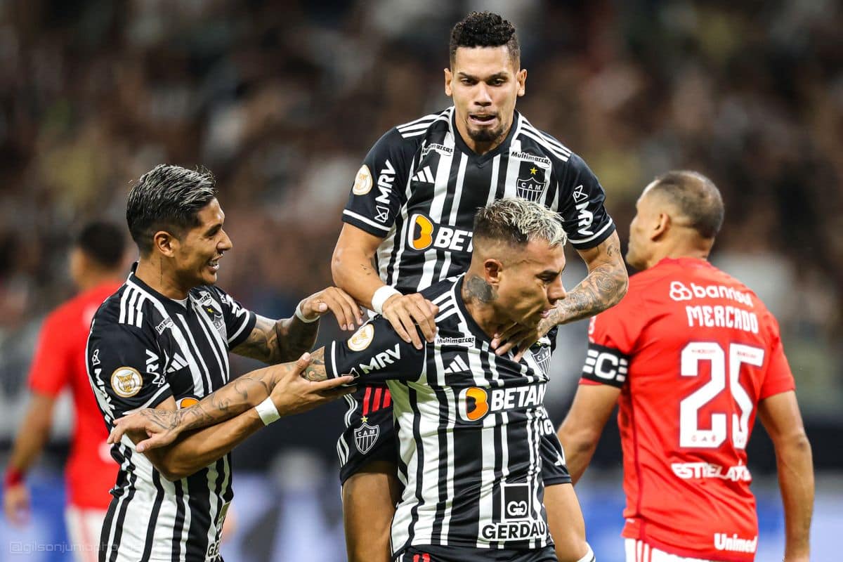Eduardo Vargas celebrando gol