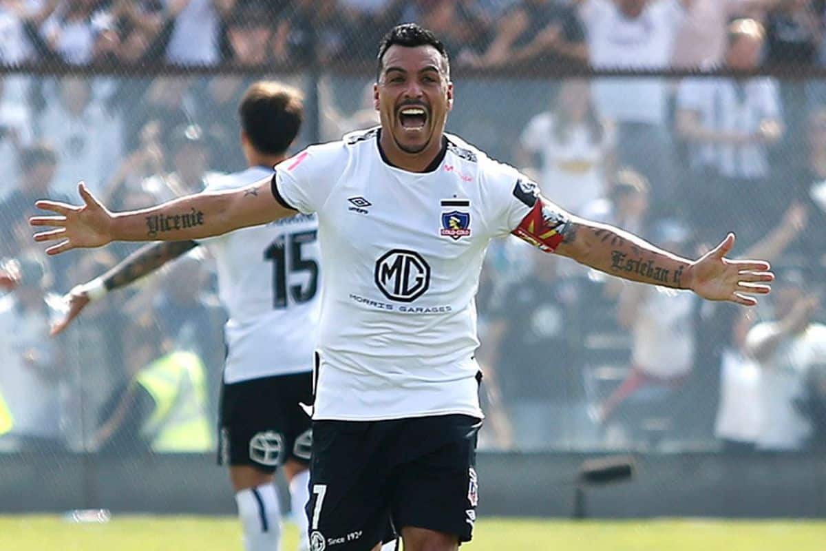 Esteban Paredes celebrando