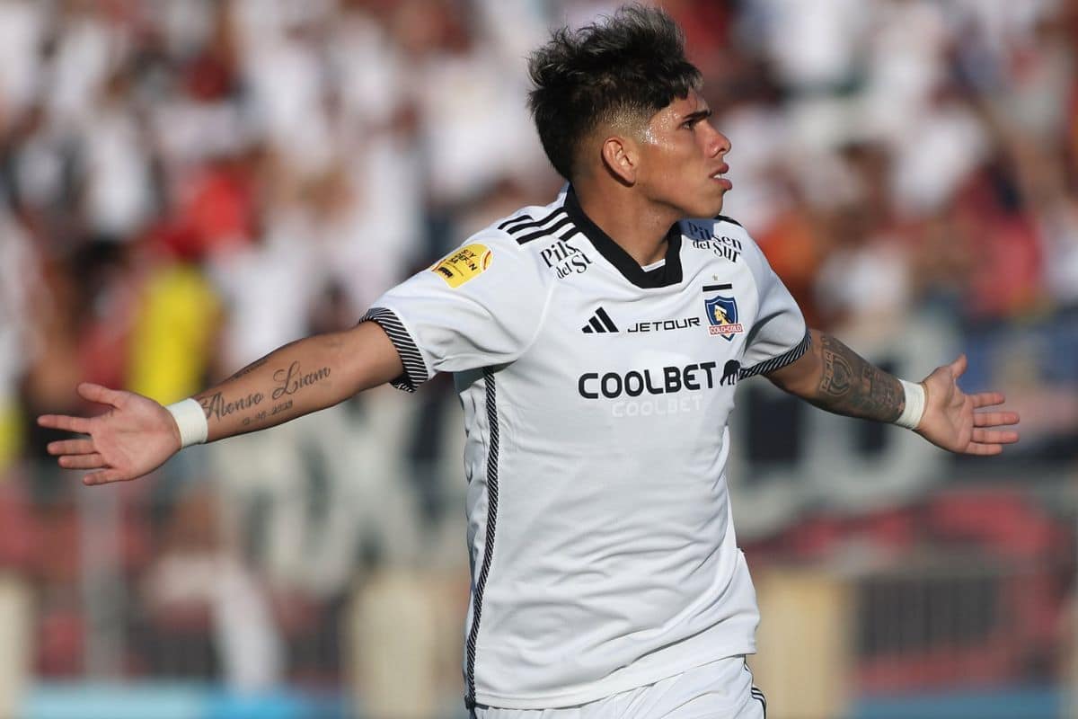 Carlos Palacios celebrando