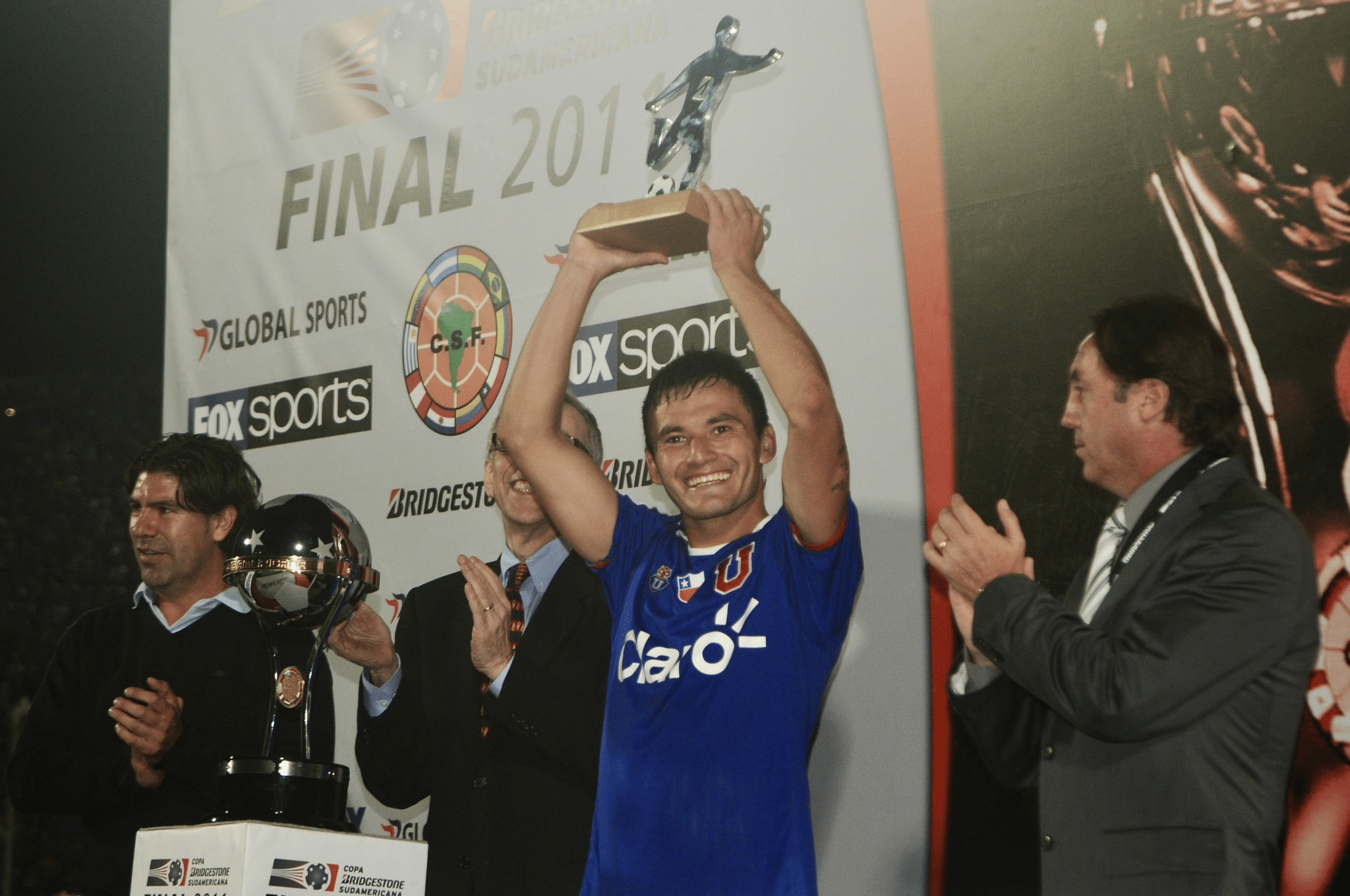 Charles Aránguiz levantando trofeo