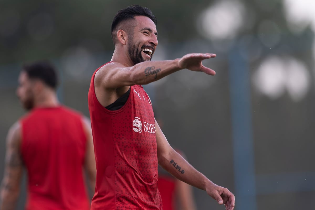 Mauricio Isla en un entrenamiento con Independiente
