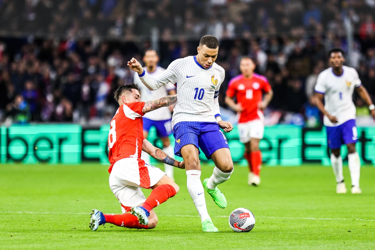 Rodrigo Echeverría marcando a Kylian Mbappé