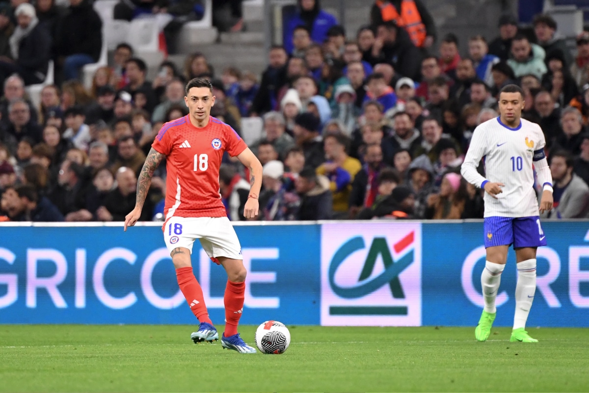 Rodrigo Echeverría juega ante la mirada de Kylian Mbappé