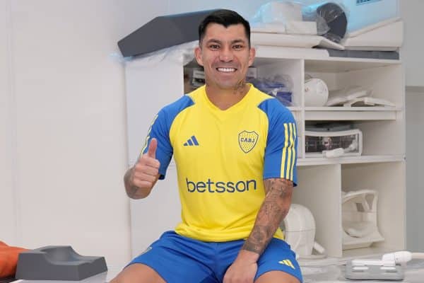 Gary Medel en la revisión médica con Boca