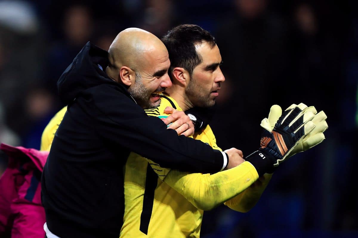 Pep Guardiola abraza a Claudio Bravo.