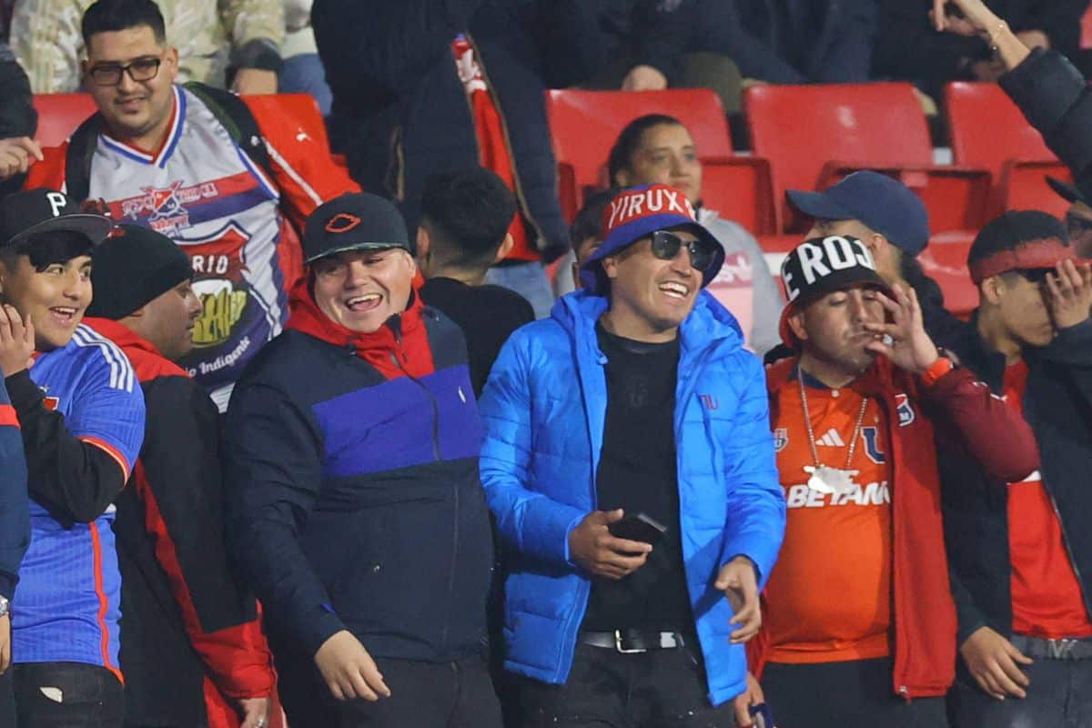 Hinchas U de chile en Palestino vs Medellín