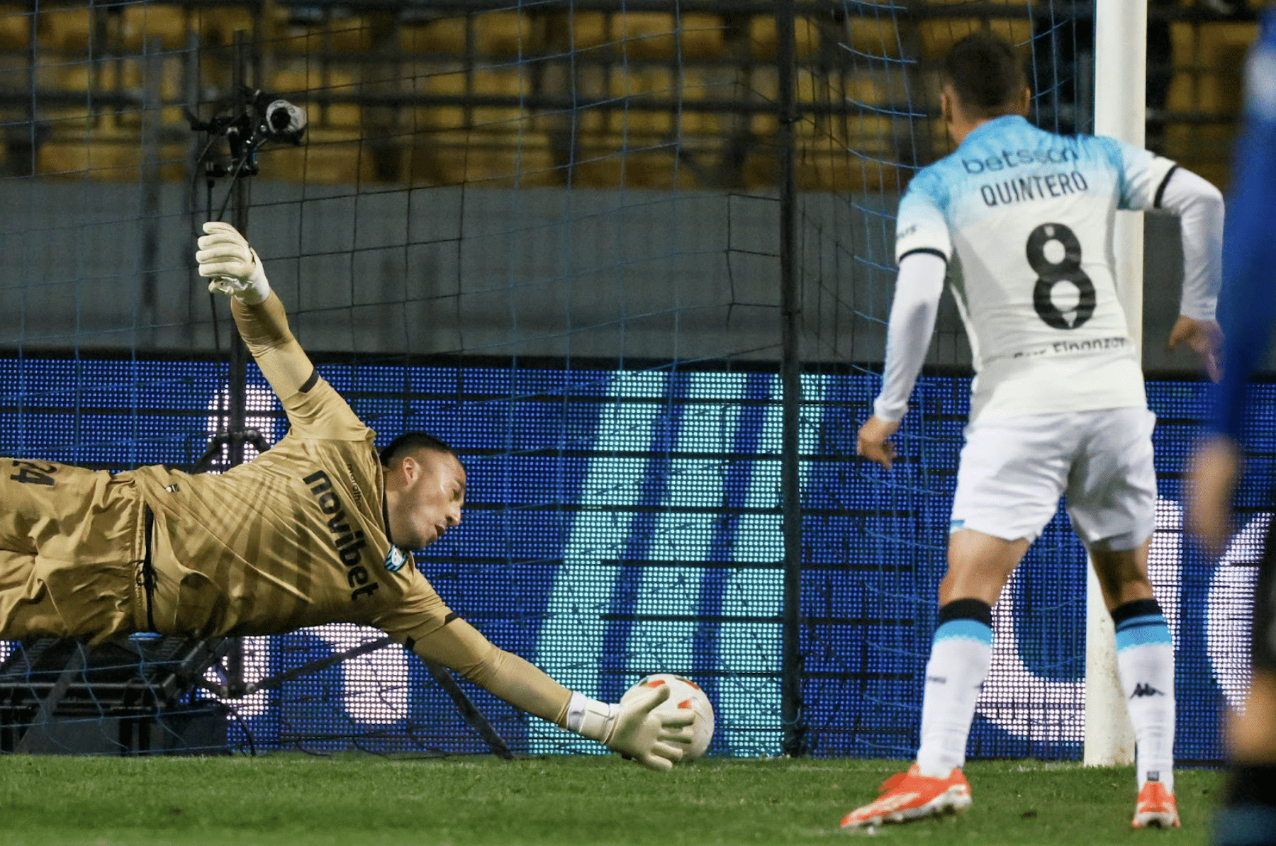 Juan Fernando Quintero, de Racing, marca gol contra Huachipato durante el partido de ida de los octavos de final de la Copa Sudamericana. Imagen: Imago.