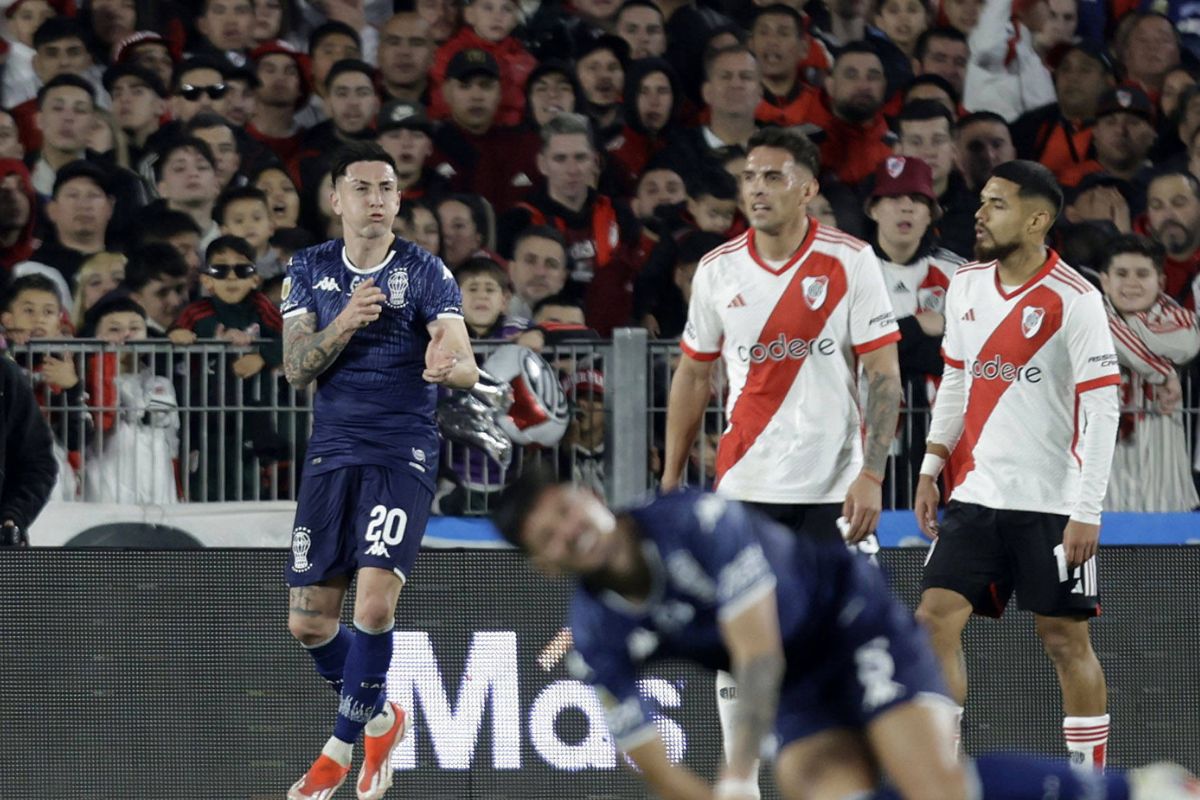 Rodrigo Echeverría en gol a River