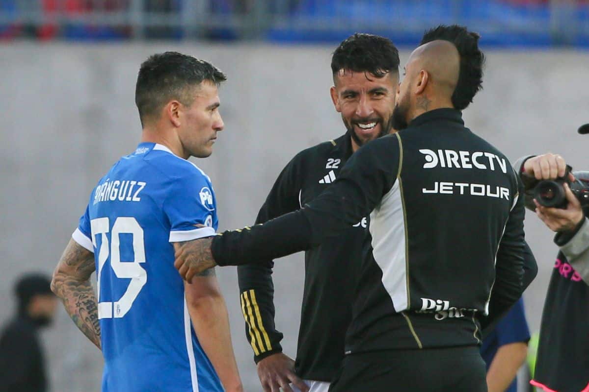 Aránguiz, Vidal e Isla saludándose