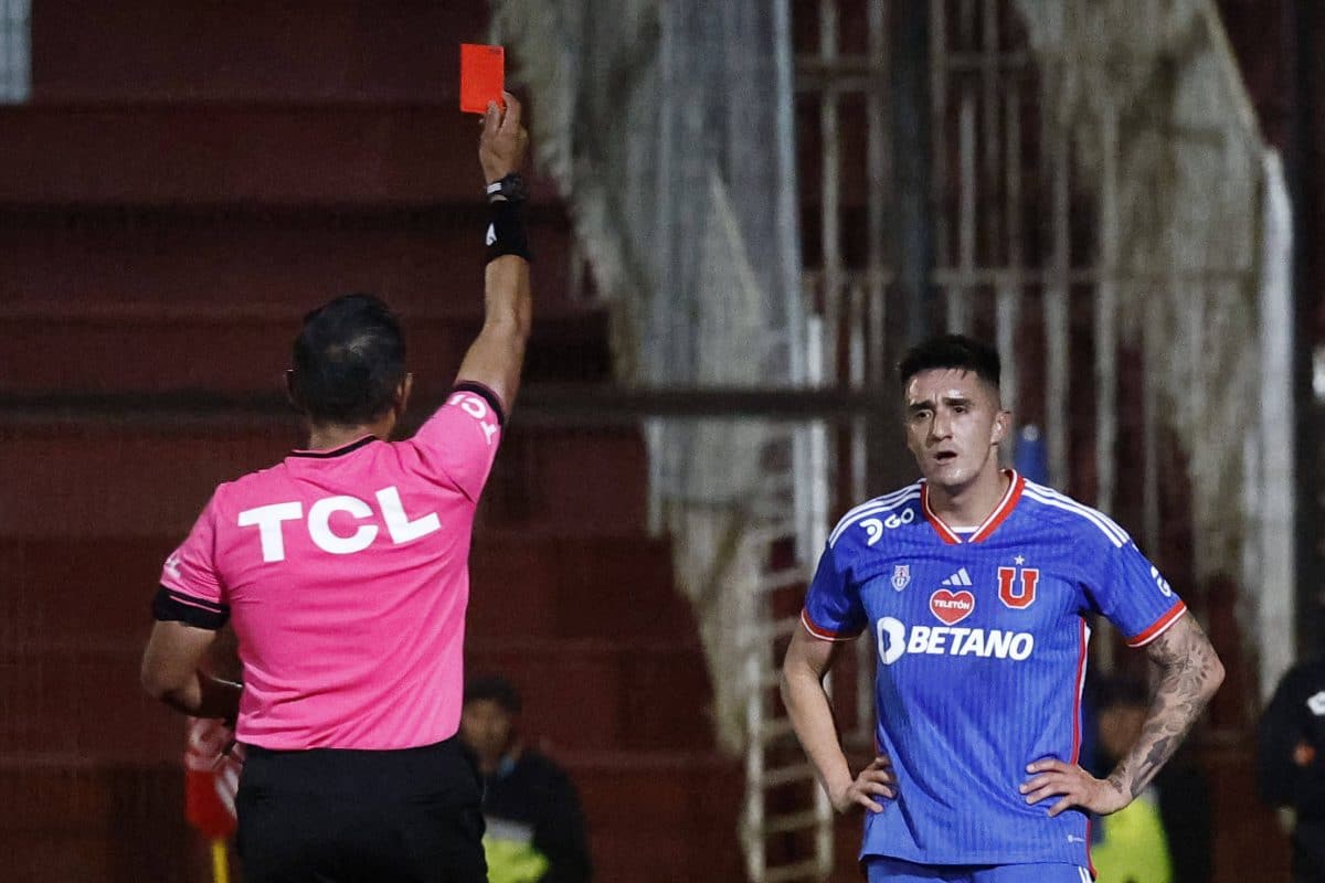 Ignacio Tapia recibe tarjeta roja