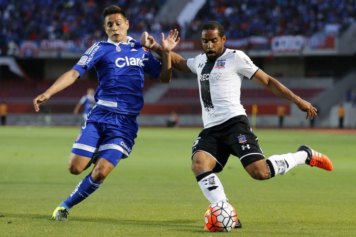 Jean Beausejour peleando balón con Matías Rodríguez