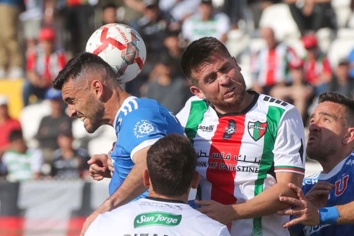 Palestino vs U de Chile en disputa aérea por el balón