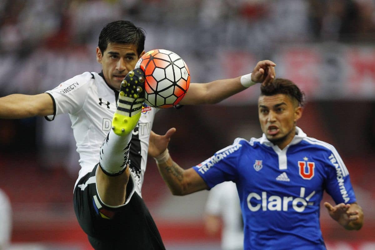 Paulo Magalhães disputando el balón con Julio Barroso
