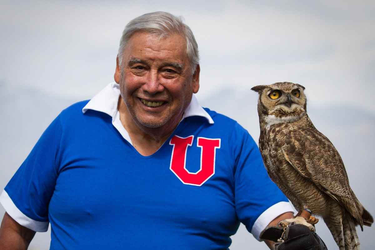 Carlos Campos con el búho de Universidad de Chile