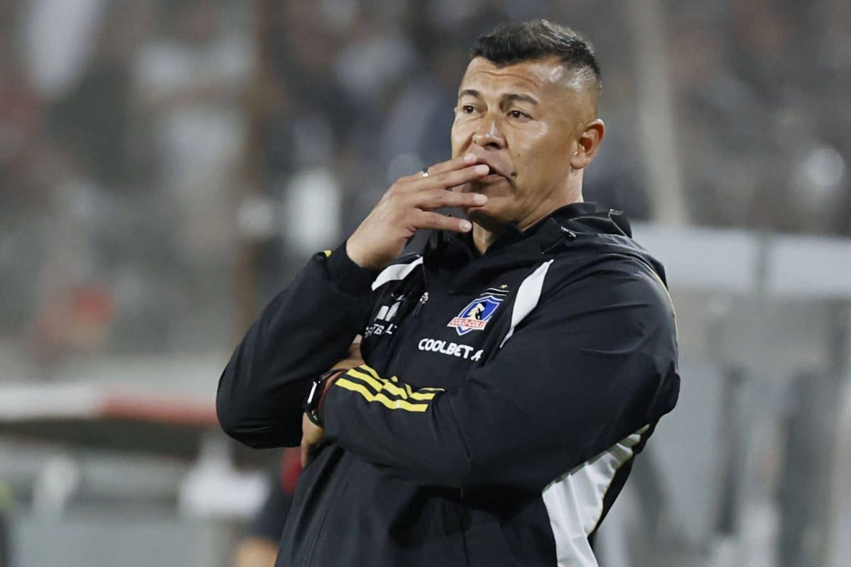 Jorge Almirón dirigiendo a Colo Colo