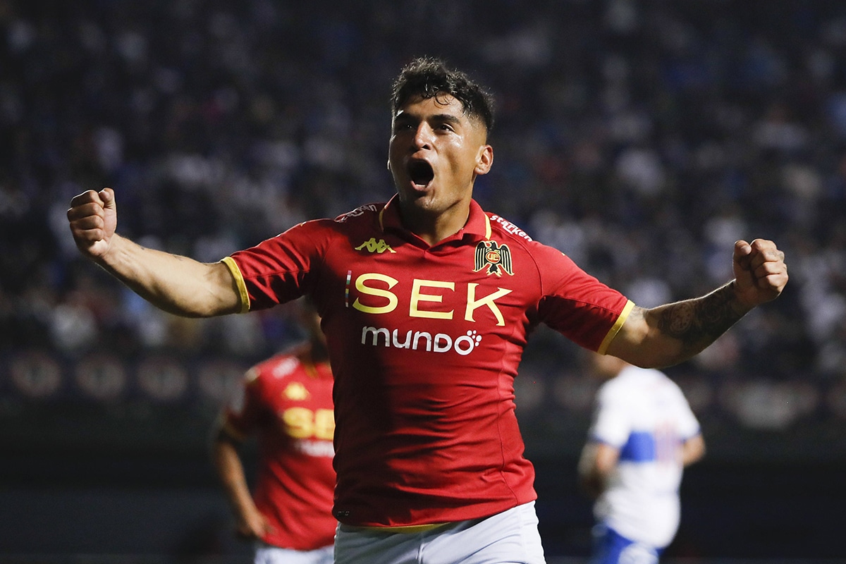 Ariel Uribe festejando goles con Unión Española