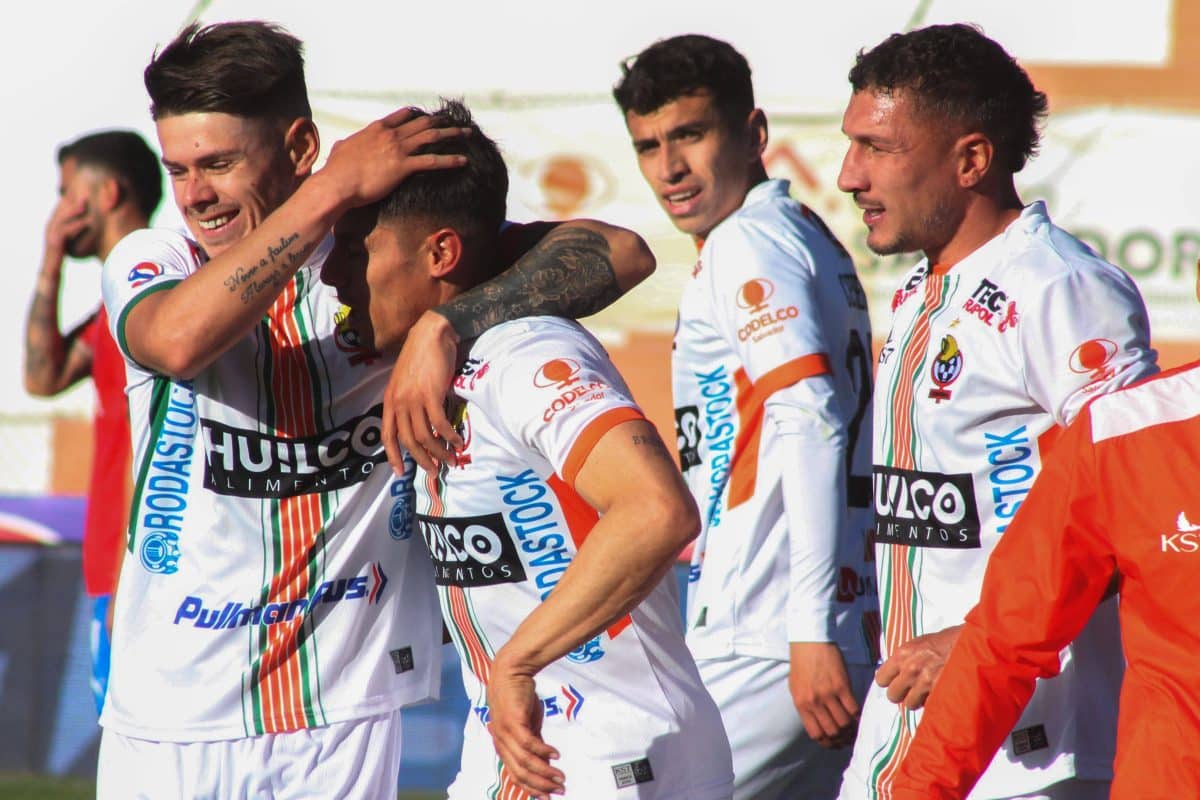Cobresal festejando un gol