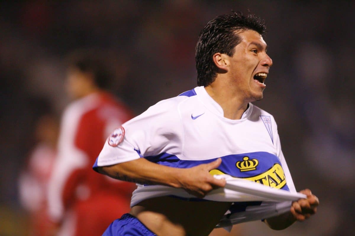 Gary Medel festejando un gol en Universidad Católica