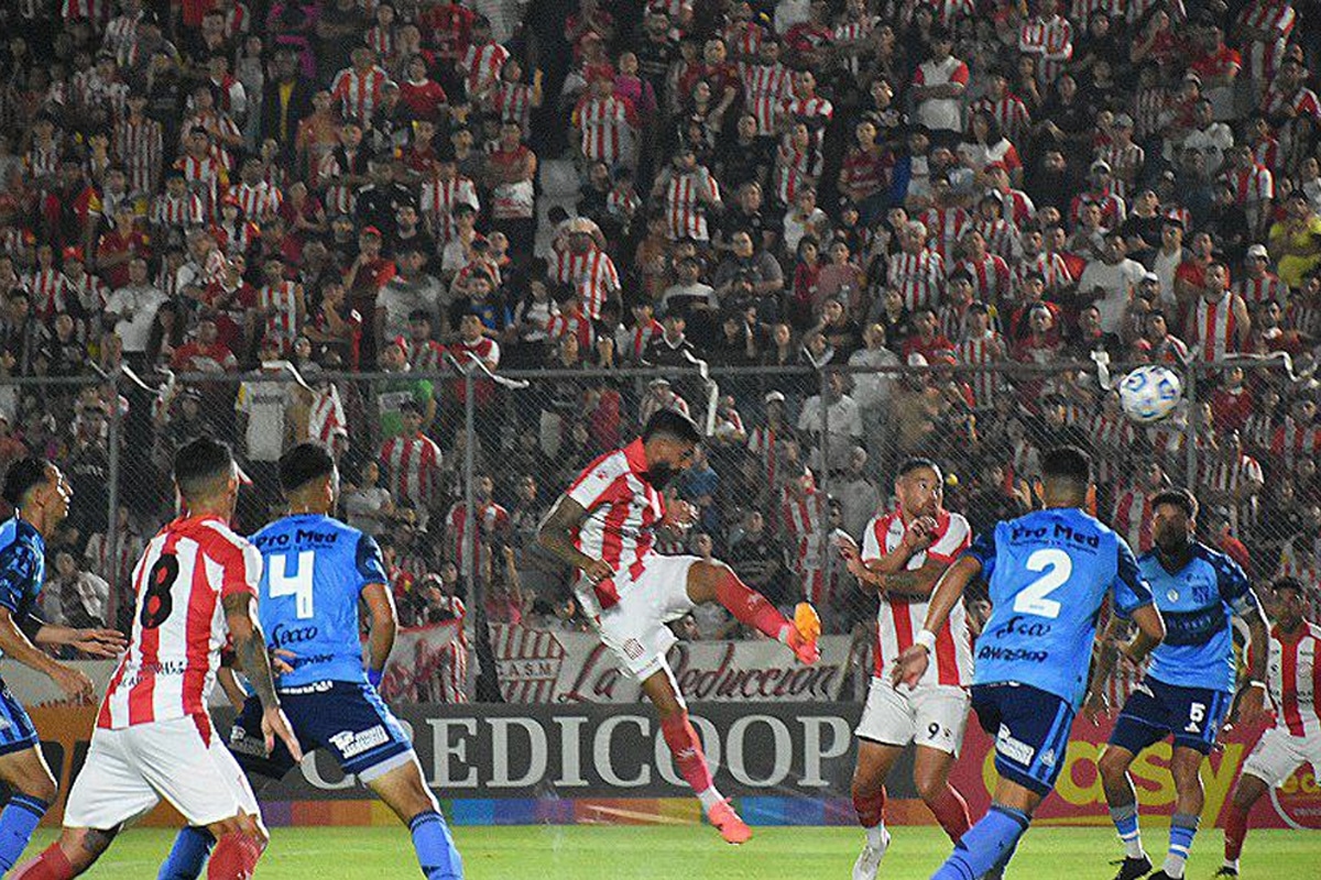 Juan Orellana cabeceando al gol