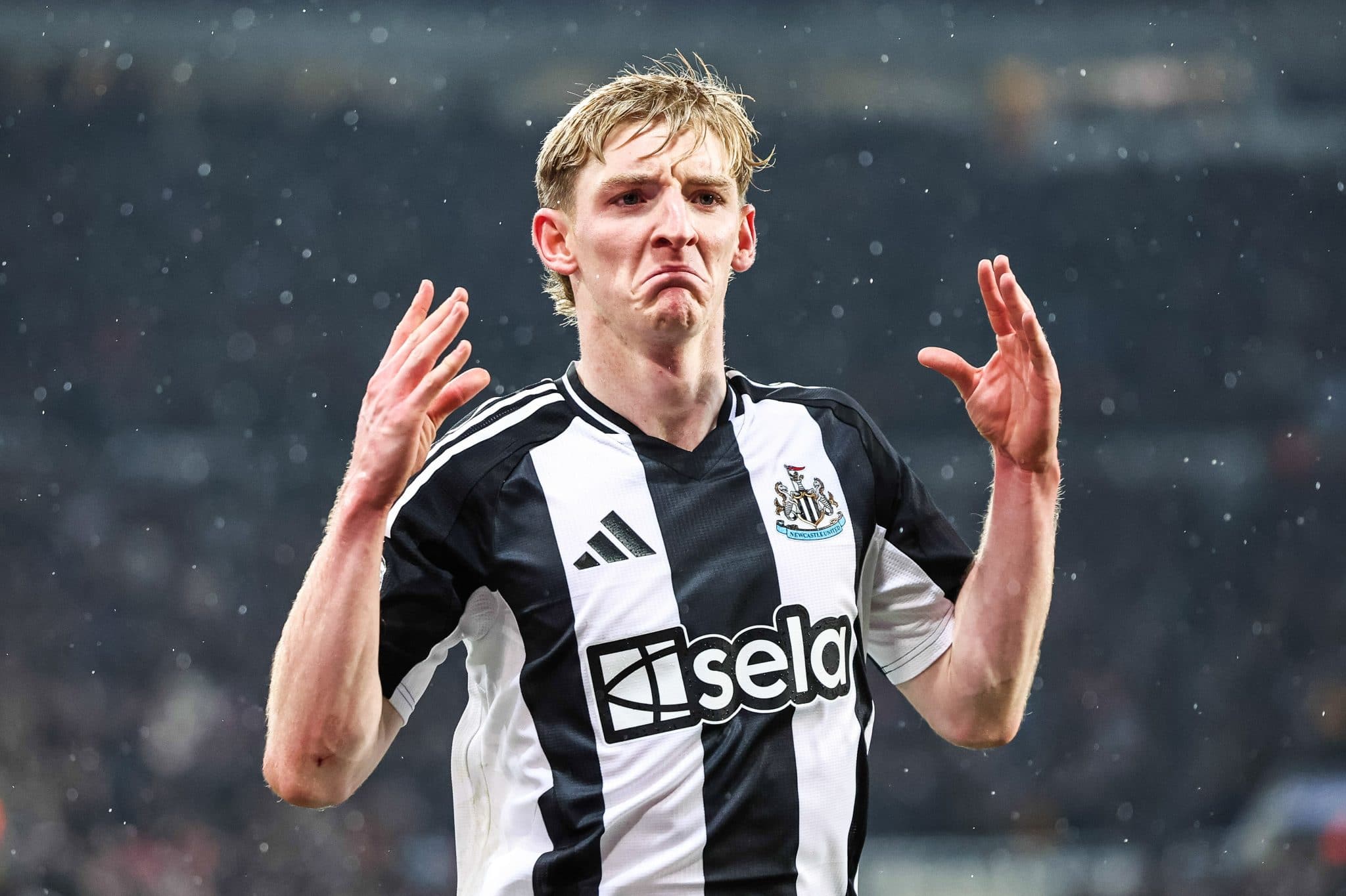 Mercato – 95 M€ à payer pour succéder à Mohamed Salah ? La folie Anthony Gordon divise Liverpool