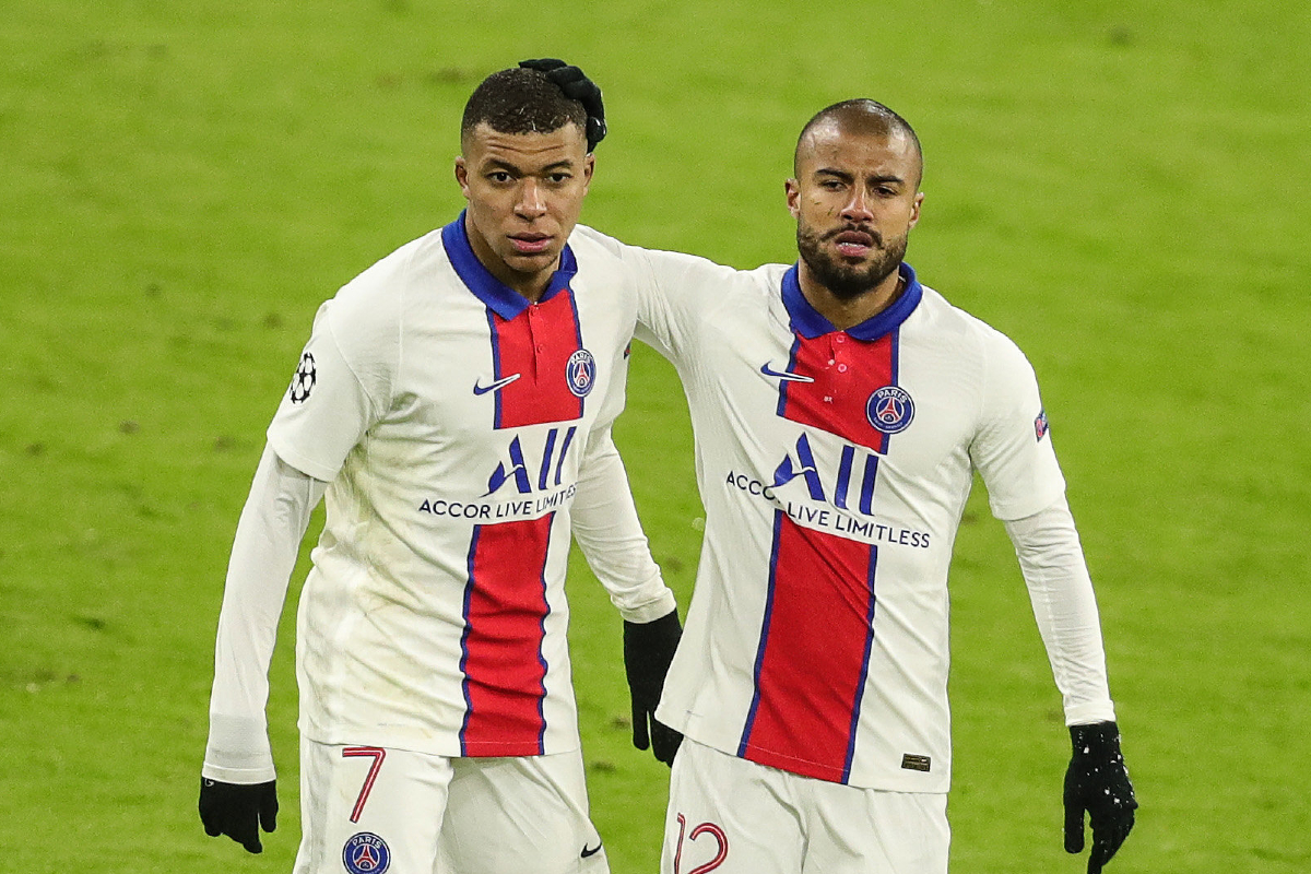 Rafinha et Kylian Mbappe avec le maillot du PSG. Crédit photo : IconSport