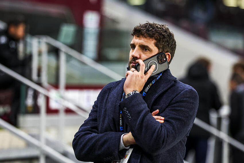 Mercato - Lens discute avec 2 cadres : une prolongation en bonne voie, désaccords sur le salaire pour l'autre