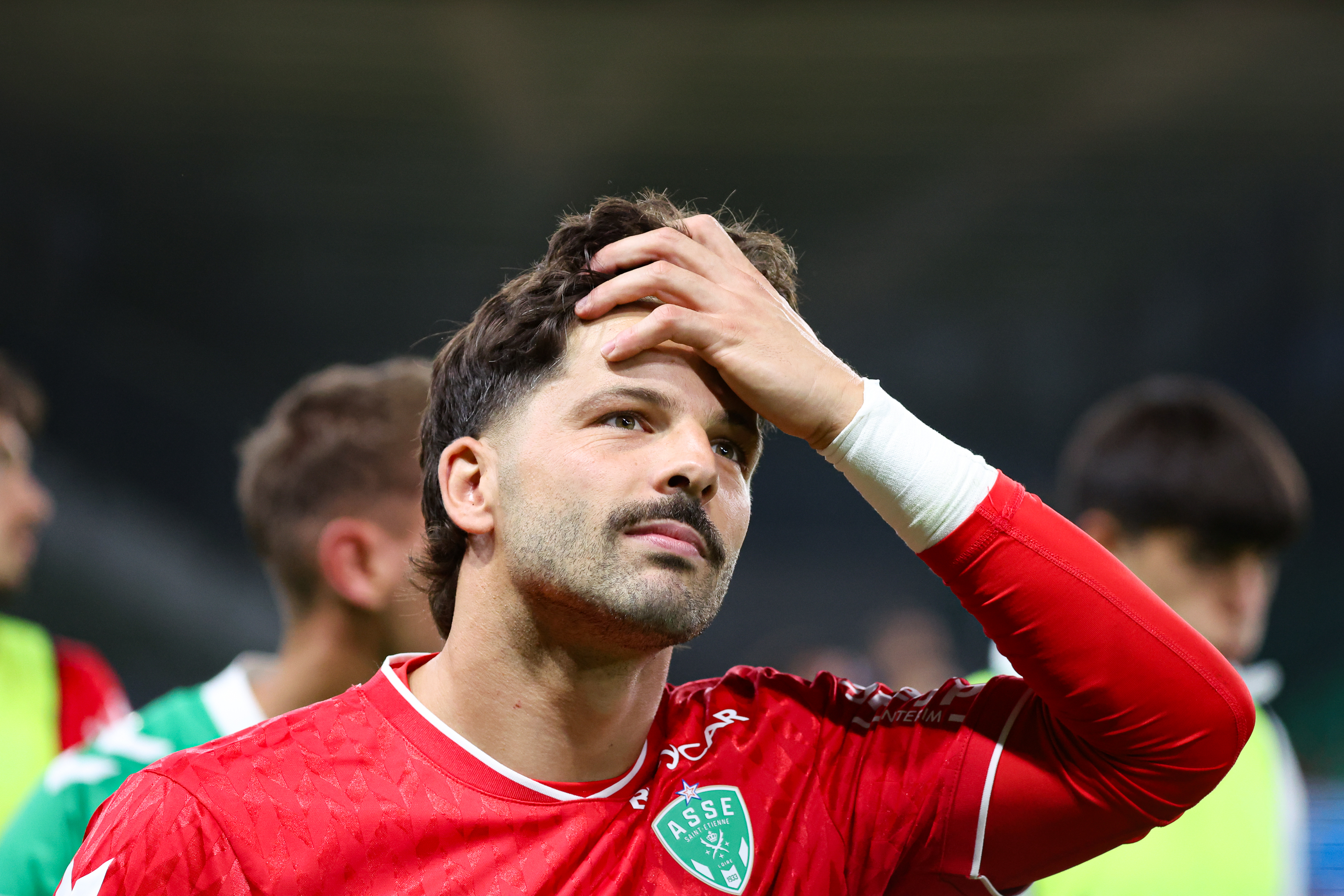 Mercato – 2 gardiens recrutés à l'été 2026, l'ASSE va-t-elle pousser Larsonneur sur le banc ?