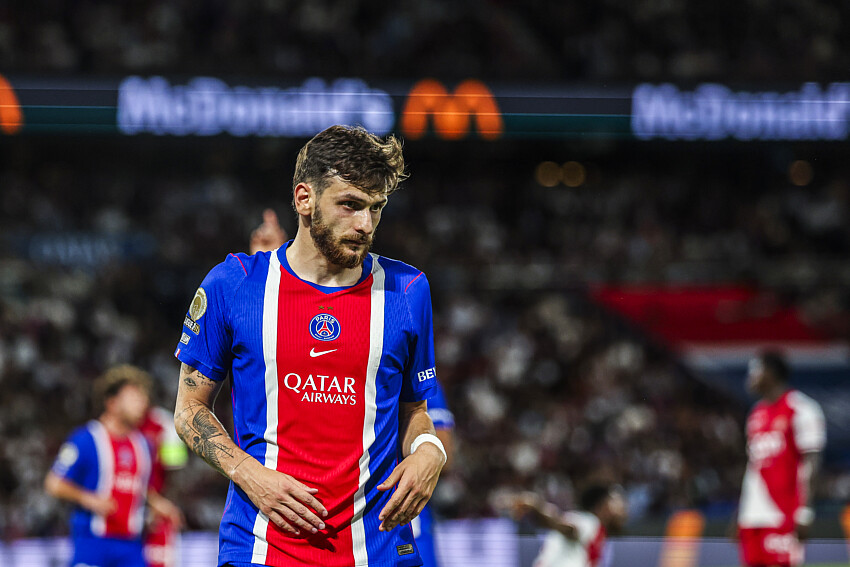 PSG : 3 options pour remplacer Khvicha Kvaratskhelia, qui inquiète après sa blessure contre le Barça