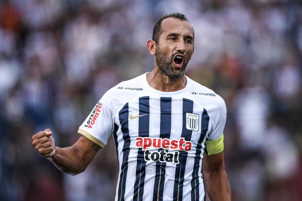 Hernán Barcos y su primera roja en su historia con Alianza Lima
