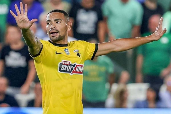 Alexander Callens es titular en el AEK Atenas