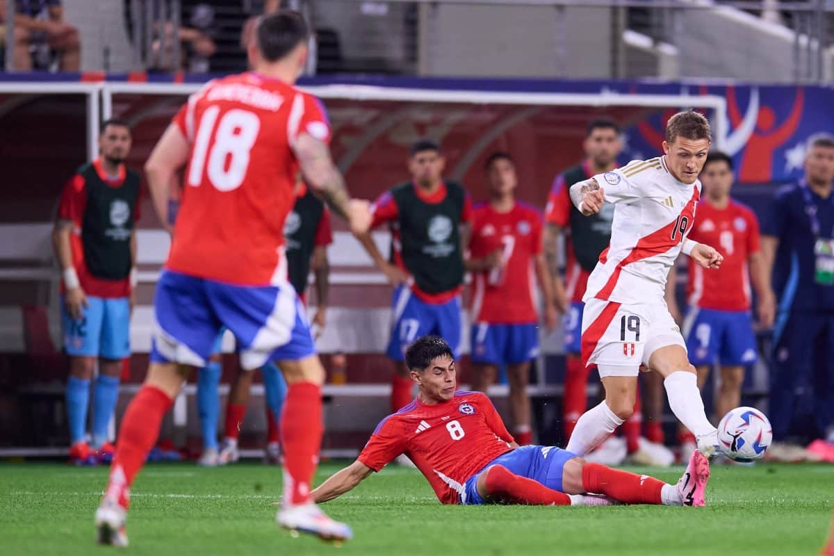 RECORD DATE NOT STATED Copa America USA 2024 Peru vs Chile Dario Osorio (L) of Chile fights for the ball with Oliver SOn