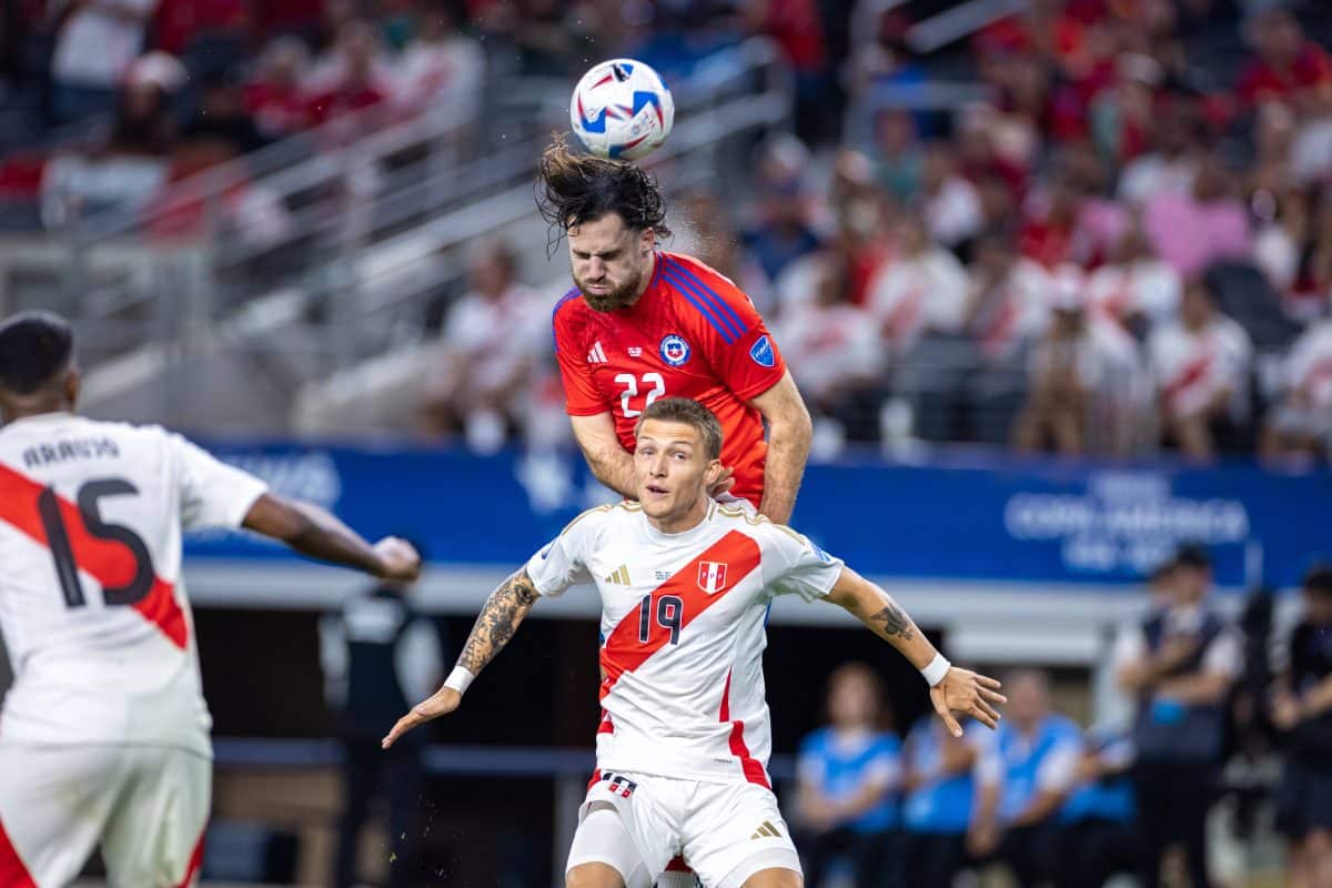 ARLINGTON, TX – JUNE 21: Chile forward Ben Brereton Diaz ( 22) goes up for a header over Peru defender Oliver Sonne ( 19