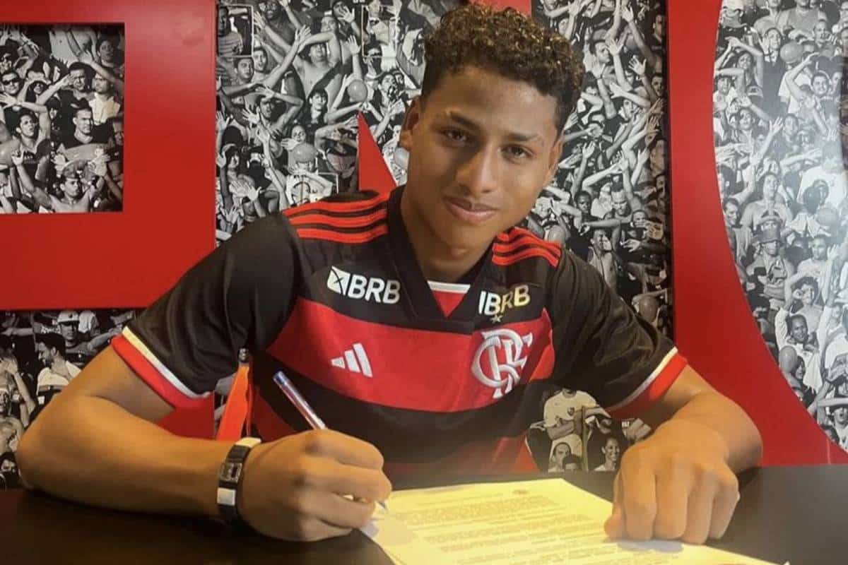 Adriano Neciosup firmó contrato profesional con Flamengo