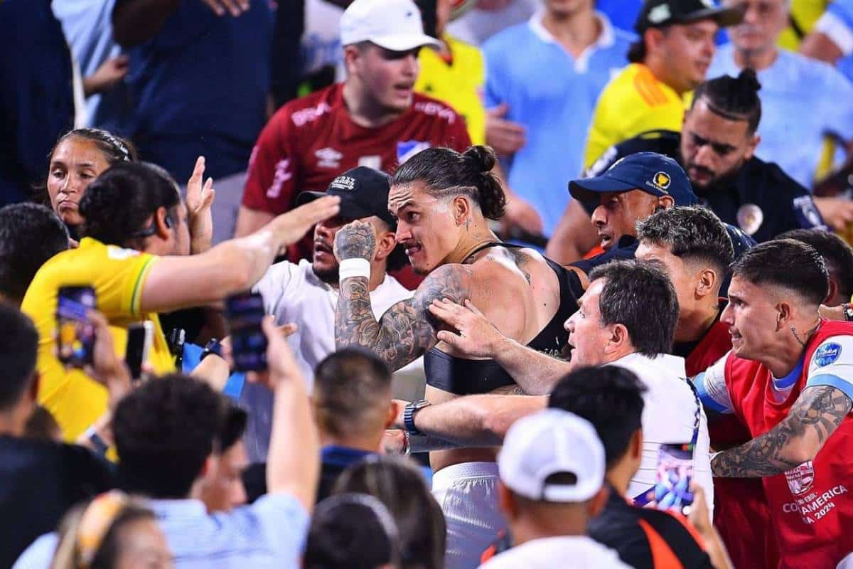 Darwin Núñez se peleó con hinchas colombianos en las tribunas