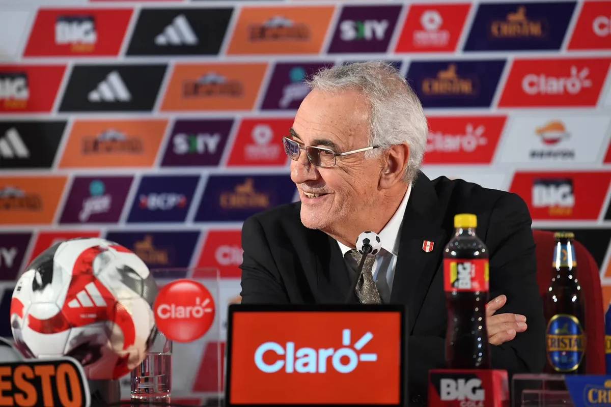 Jorge Fossati ríe ante broma con Paolo Guerrero