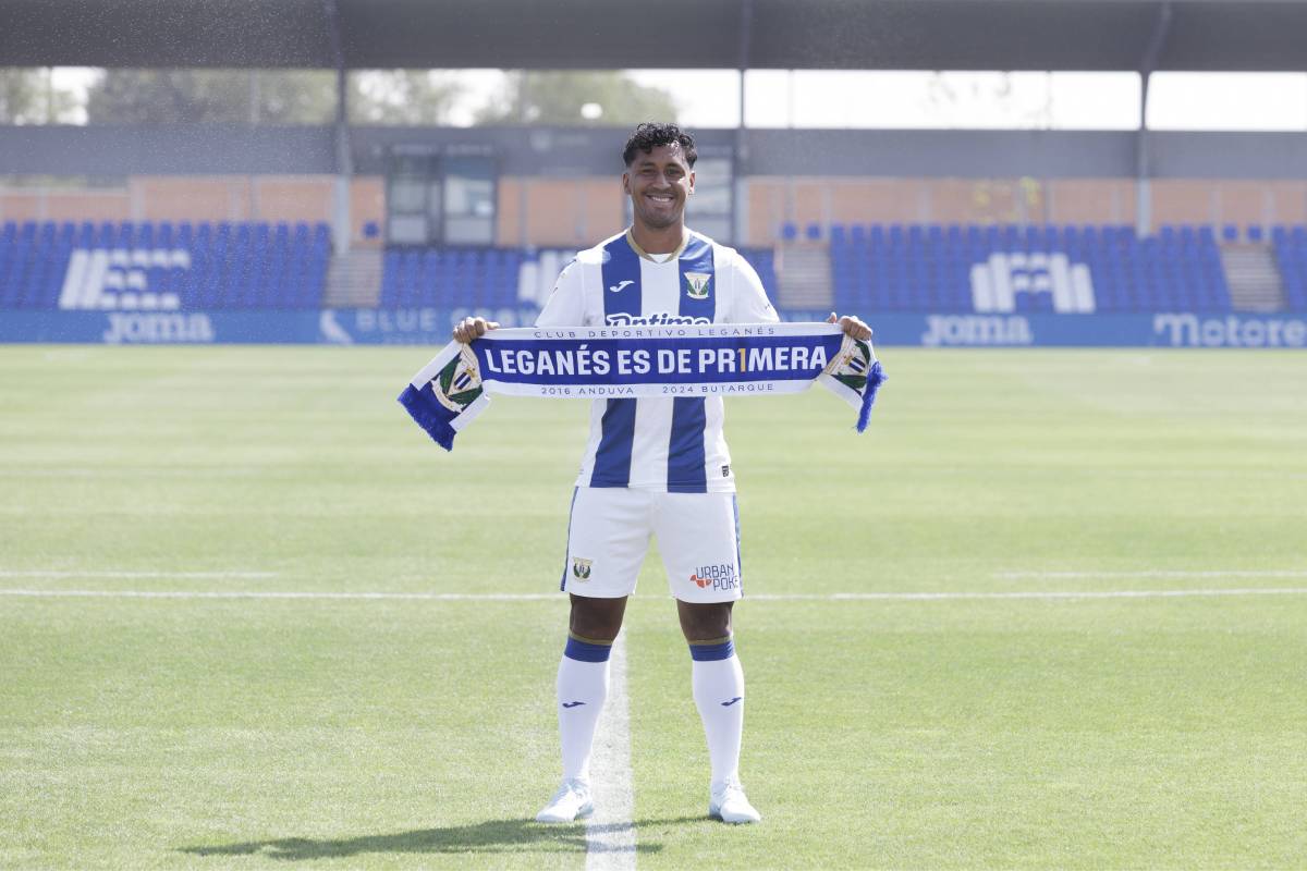 Renato Tapia en su presentación oficial con Leganés
