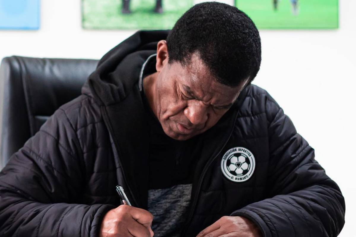 Julio César Uribe firma contrato en convenio entre el "Club El Diamante" y Sporting Cristal