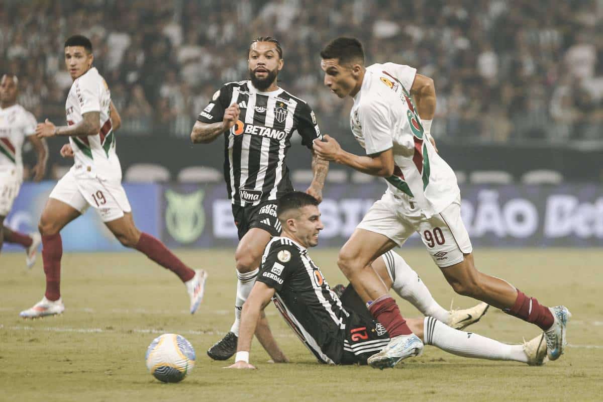 Kevin Serna lleva un gol con camiseta de Fluminense