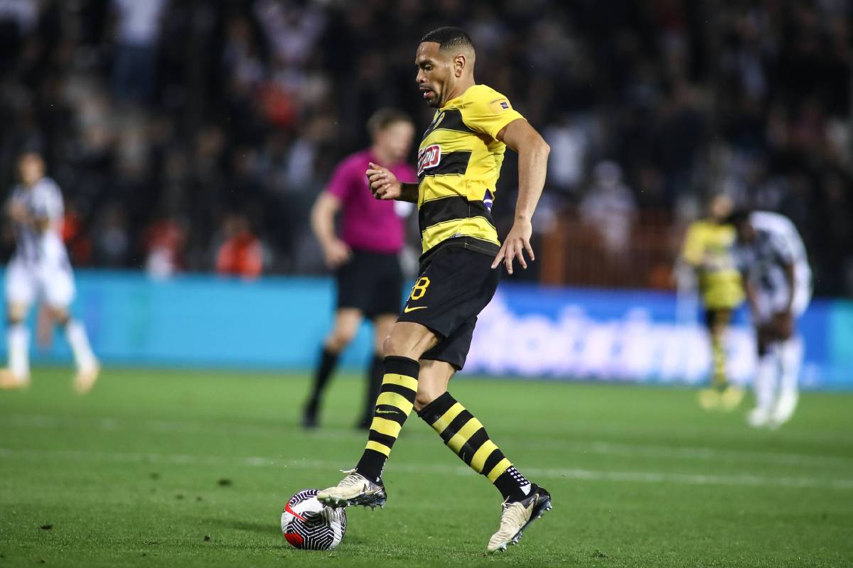 Alexander Callens en el AEK de Grecia.