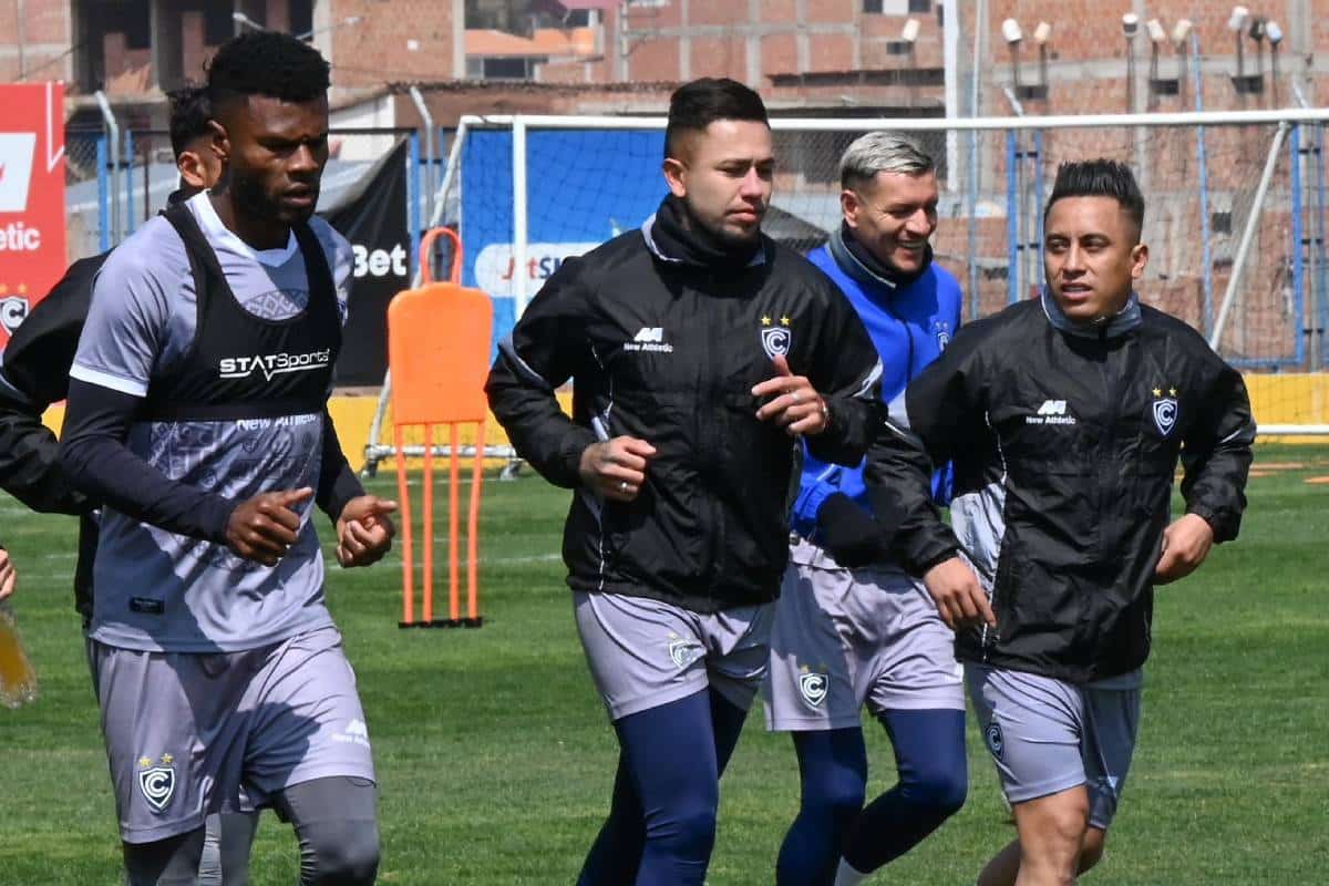 Christian Cueva entrenando con sus compañeros de Cienciano.