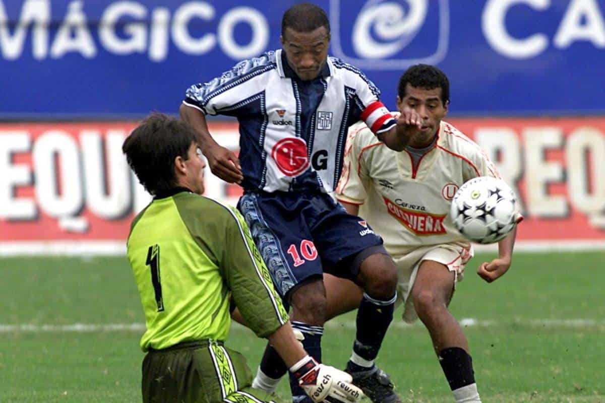 Waldir Sáenz marcó 178 goles y disputó un total de 348 partidos.
