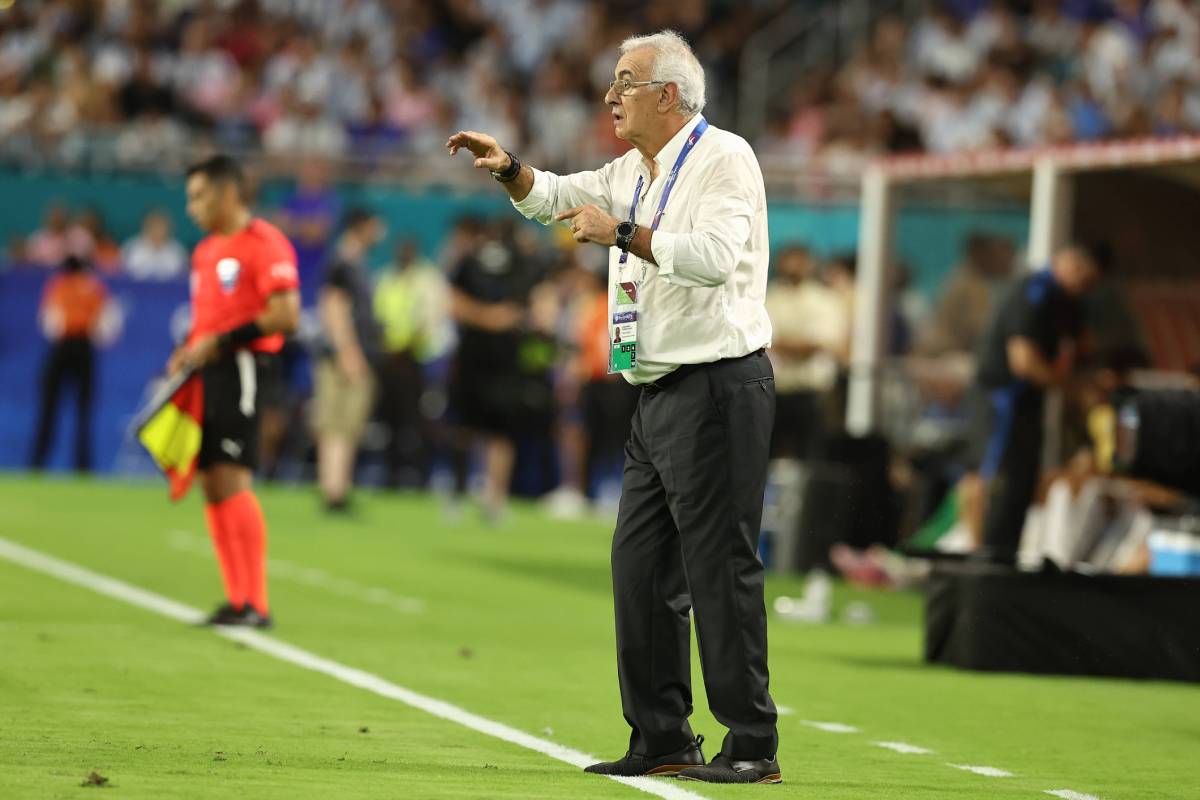 Jorge Fossati es el actual DT de la Bicolor.