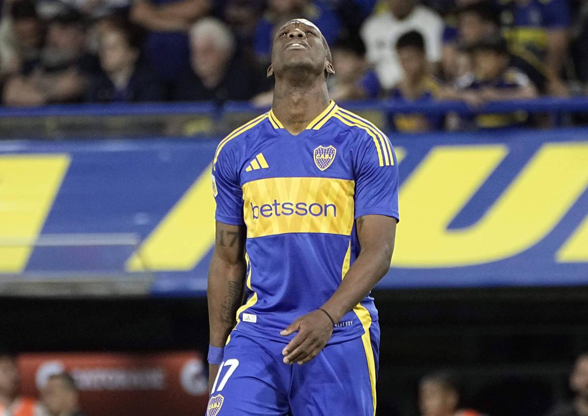 Luis Advíncula tuvo dos ocasiones para marcar con Boca Juniors, pero falló sorpresivamente.