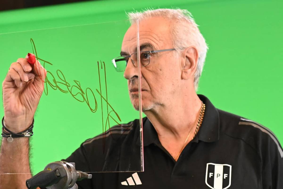 Jorge Fossati tiene contrato con Perú hasta septiembre del 2025.