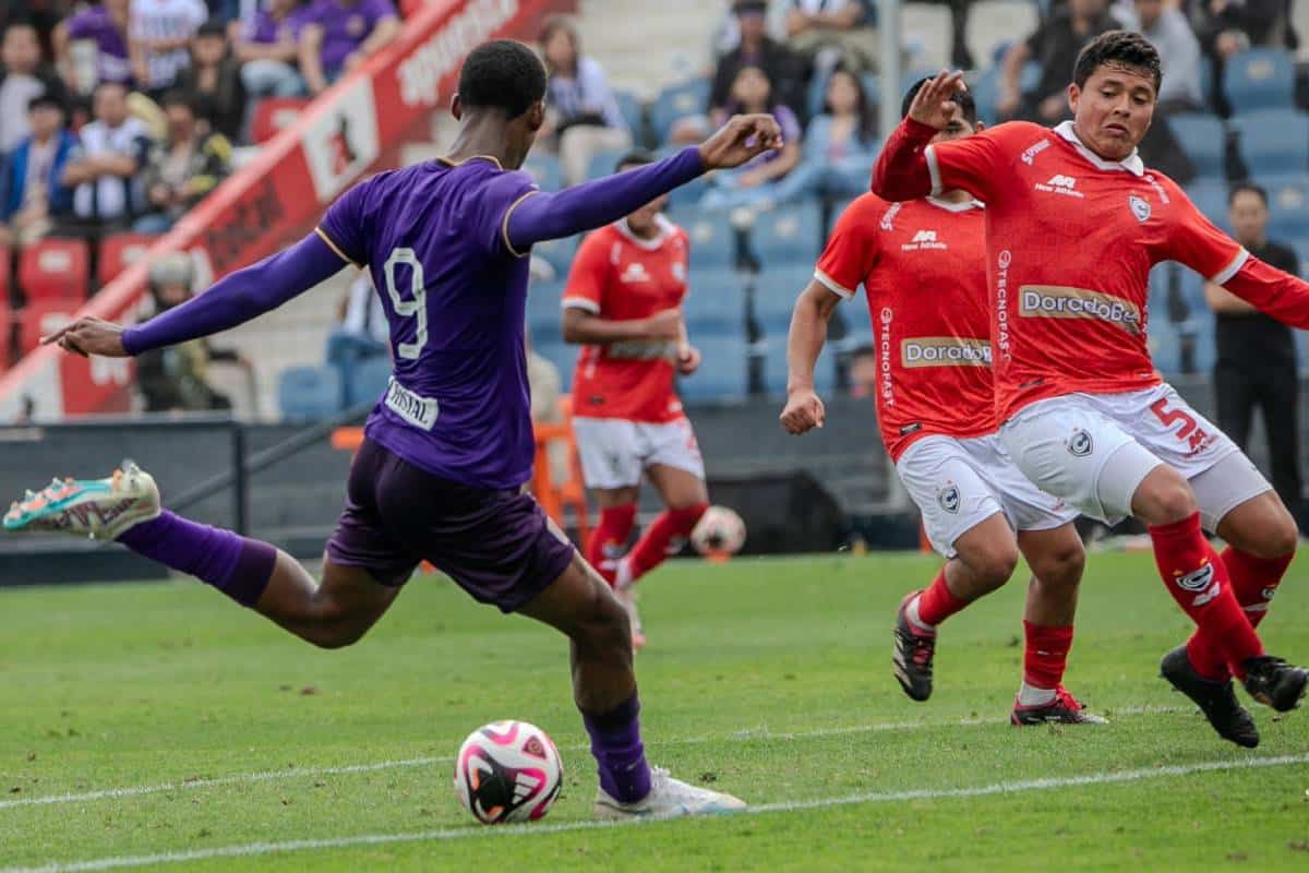 Víctor Guzmán espera su oportunidad en el primer equipo de Alianza.