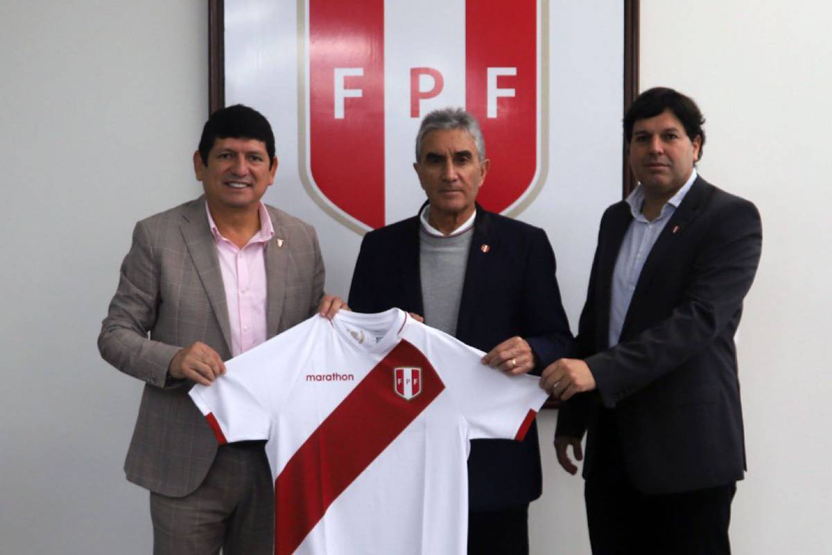 Juan Carlos Oblitas junto al presidente de la FPF y Jean Marcel, secretario general.