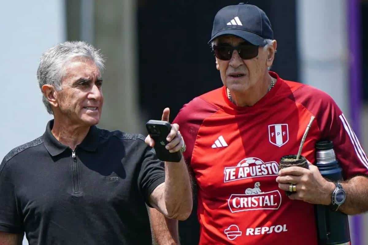 Jorge Fossati tiene el respaldo de Juan Carlos Oblitas para seguir en las Eliminatorias.
