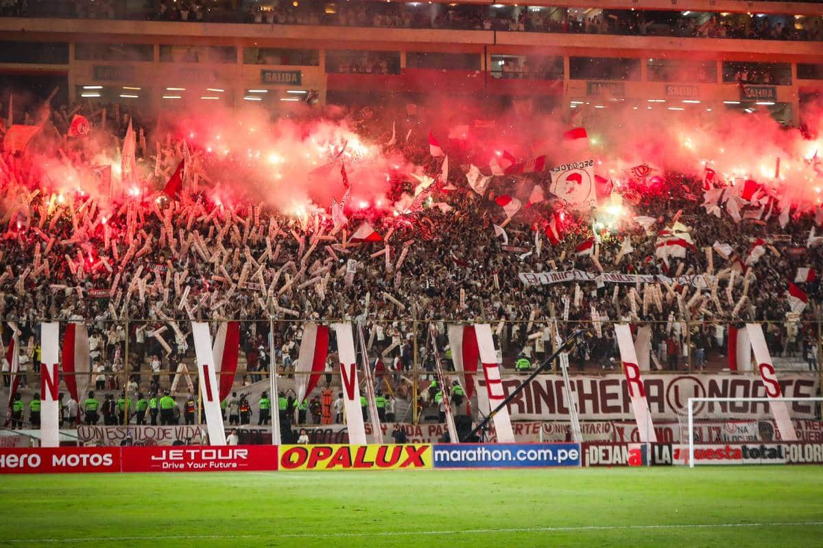 Hinchas de Universitario festejan hecho de solventar los pagos.