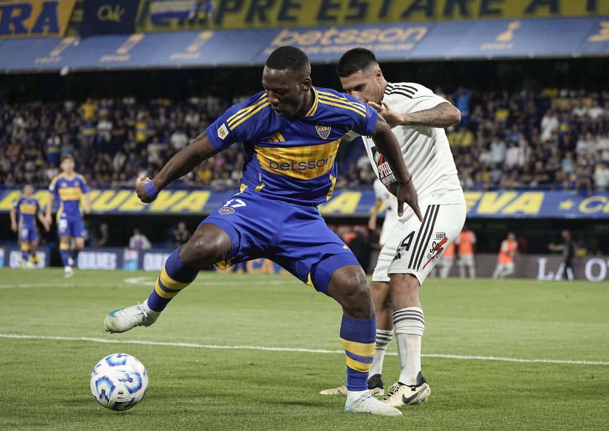 Luis Advíncula tuvo un cruce de palabras con Milton Céliz.